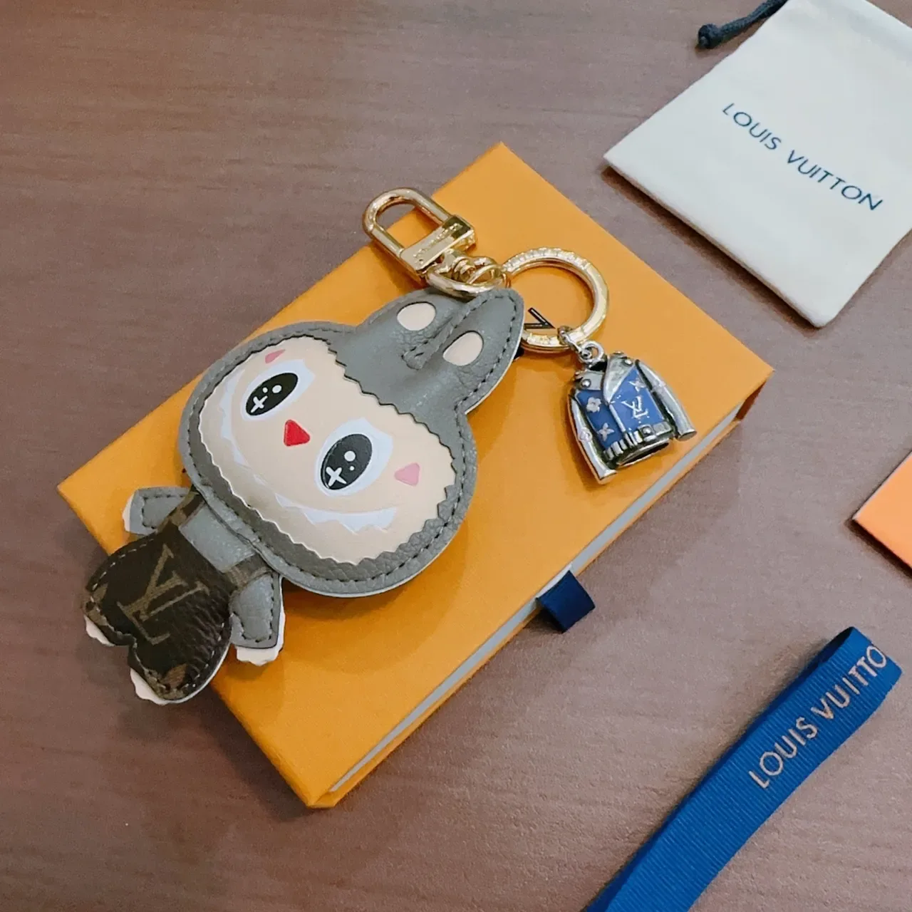 Accessoire pour téléphone Louis Vuitton gris beige design de personnage en peluche bordure en cuir appliqué 4