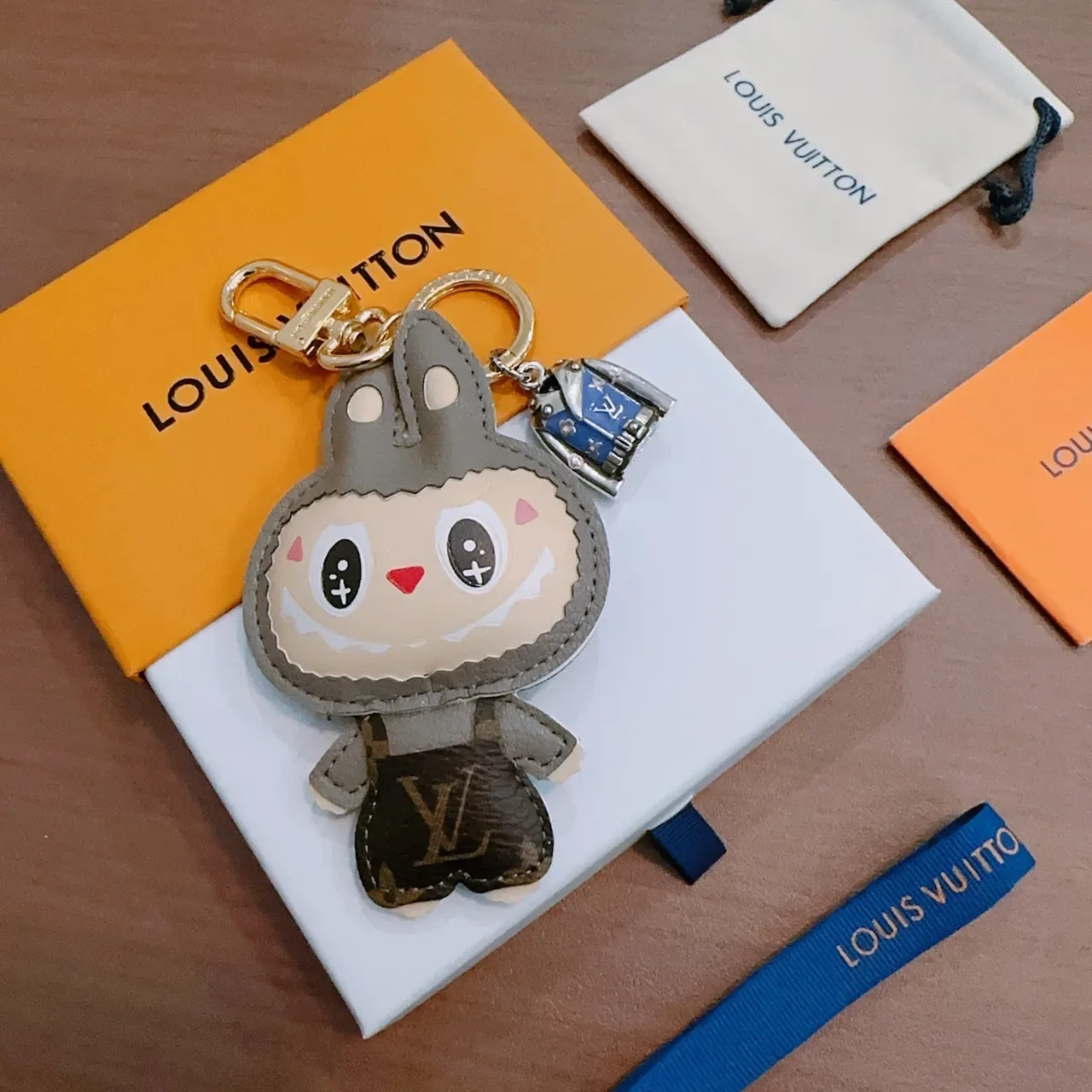 Accessoire pour téléphone Louis Vuitton gris beige design de personnage en peluche bordure en cuir appliqué 6