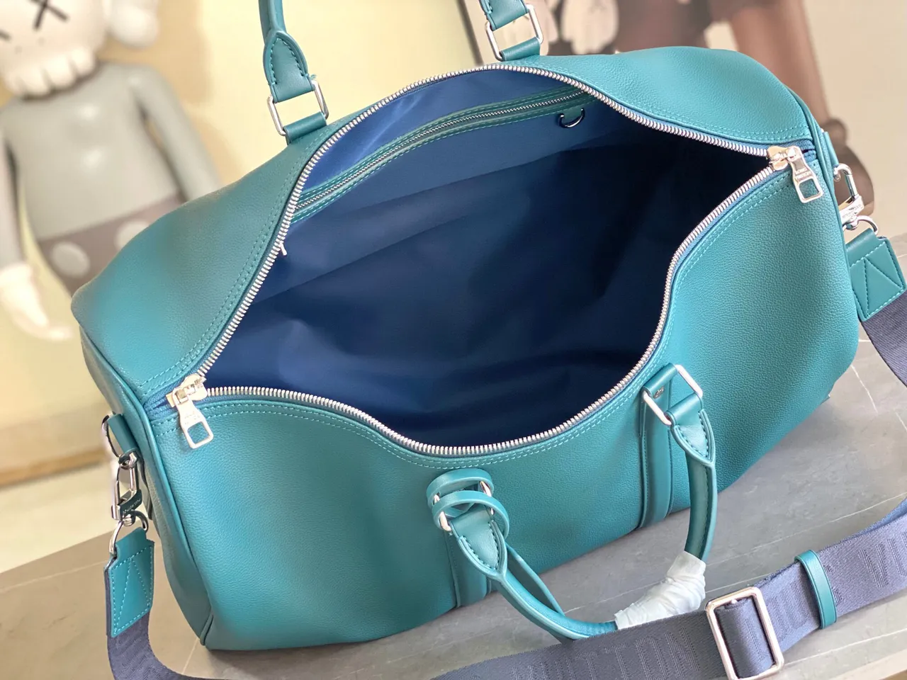 Louis Vuitton Keepall Bandoulière Turquesa Couro granulado Bolsa duffel 2