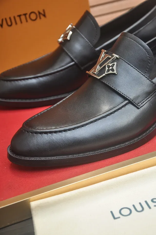 Louis Vuitton Mocassins Noir Or Cuir Boucle Métal LV 2