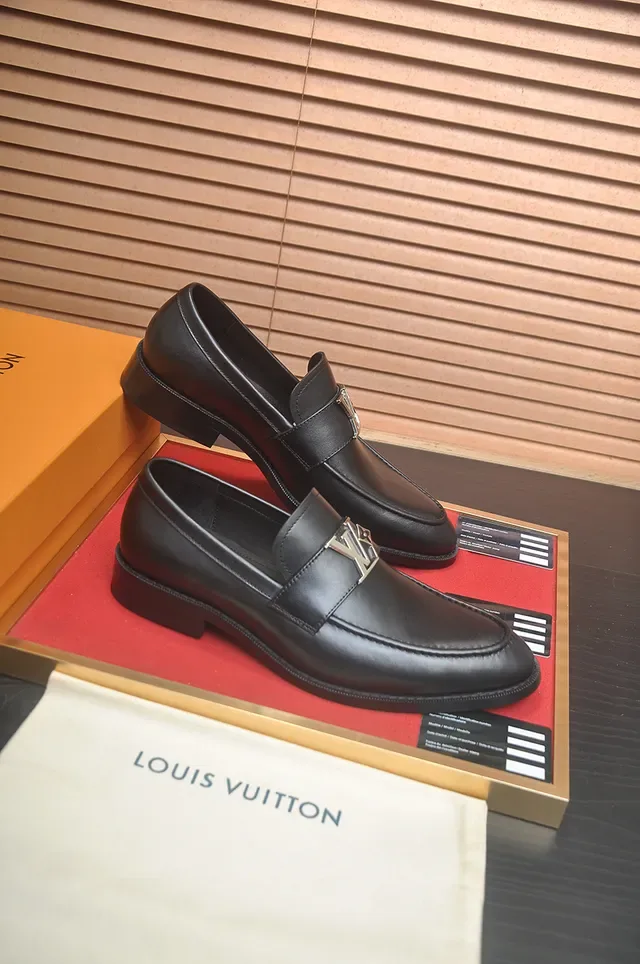 Louis Vuitton Mocassins Noir Or Cuir Boucle Métal LV 4