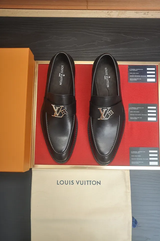 Louis Vuitton Mocassins Noir Or Cuir Boucle Métal LV 5