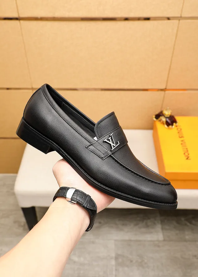 Louis Vuitton Loafer Noir Doré Cuir Granulé Métal LV Logo Bride Loafer 4