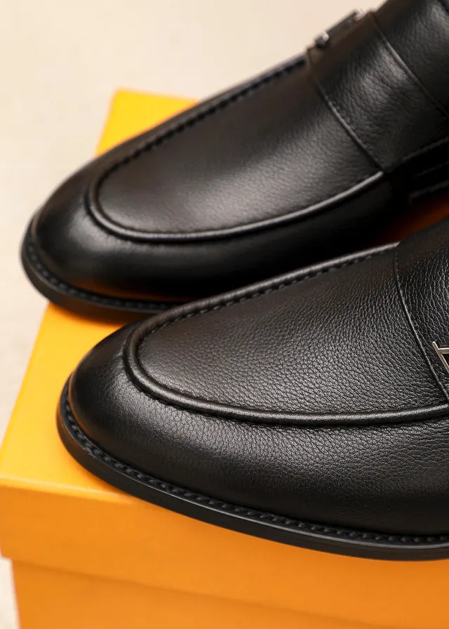 Louis Vuitton Loafer Noir Doré Cuir Granulé Métal LV Logo Bride Loafer 6
