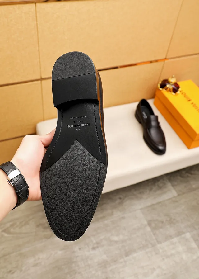 Louis Vuitton Loafer Noir Doré Cuir Granulé Métal LV Logo Bride Loafer 9