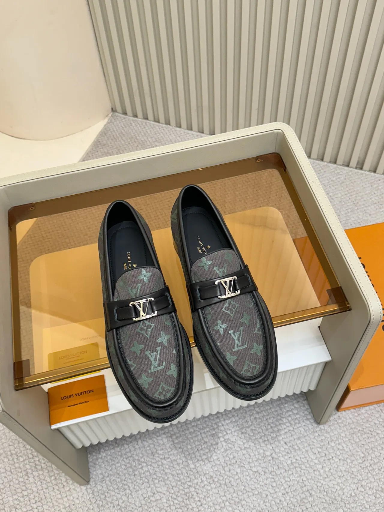 Louis Vuitton loafers marrom verde monograma tela com borda de couro 5