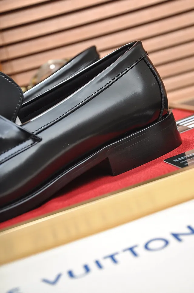 Louis Vuitton LV Buckle Loafer Mocassins de couro preto 2