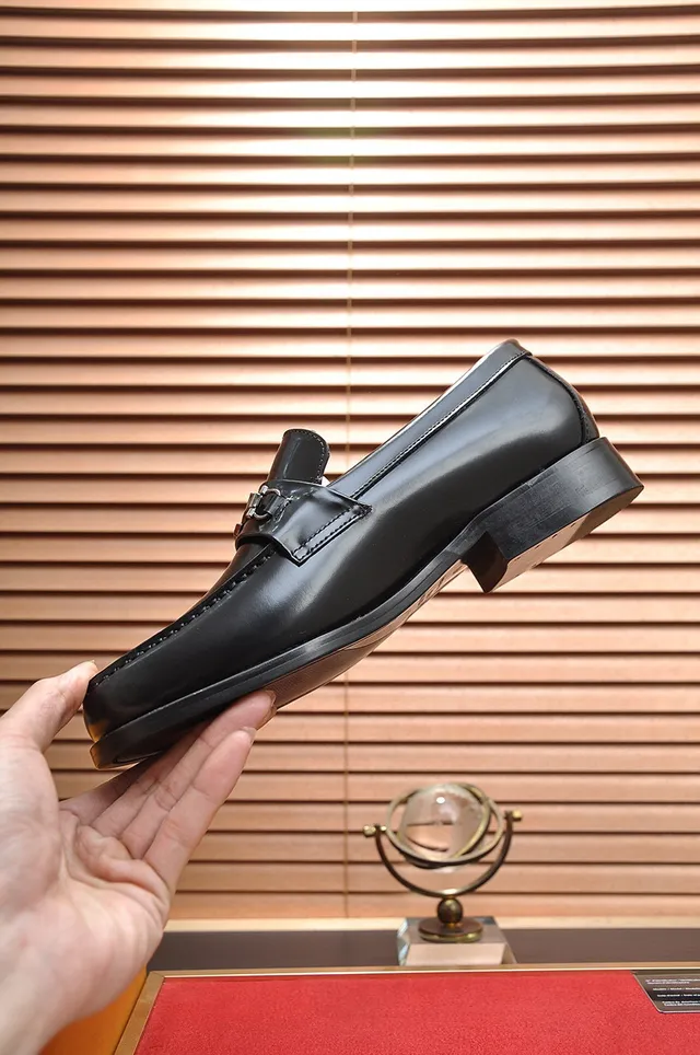 Louis Vuitton LV Buckle Loafer Mocassins de couro preto 6