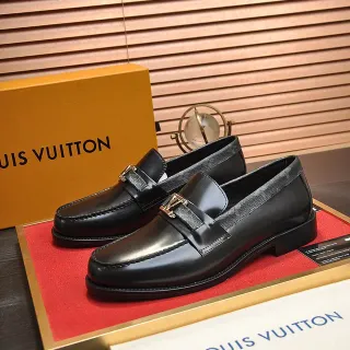 Louis Vuitton LV 扣带乐福鞋 黑色漆皮乐福鞋