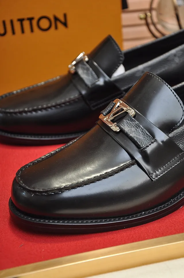 Louis Vuitton LV mocassin à boucle cuir de patente noir 2