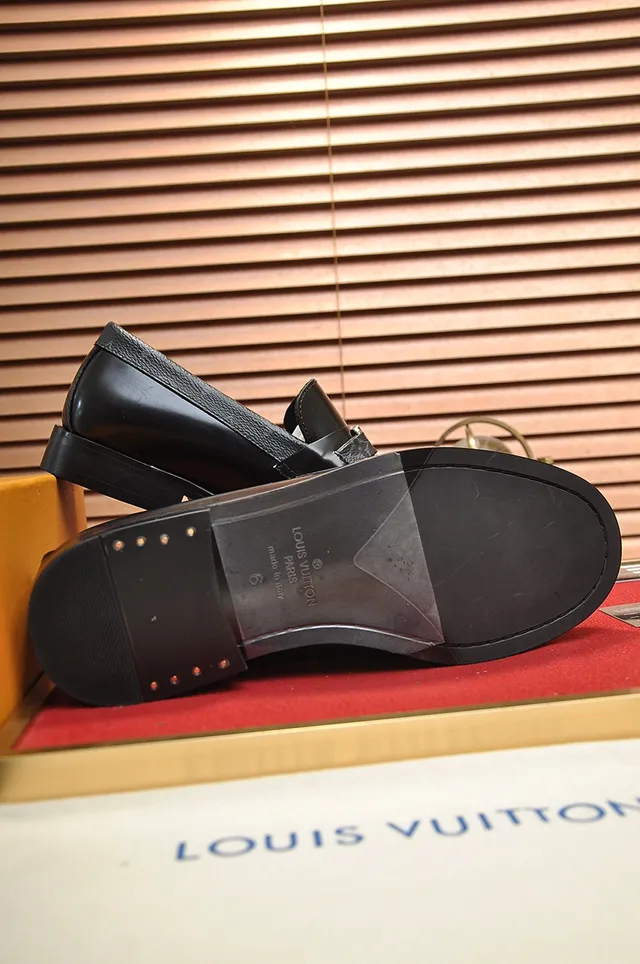 Louis Vuitton LV mocassin à boucle cuir de patente noir 3