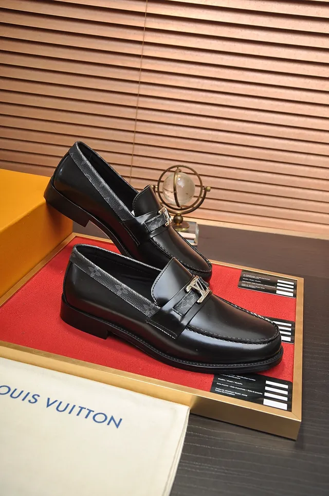 Louis Vuitton LV mocassin à boucle cuir de patente noir 4