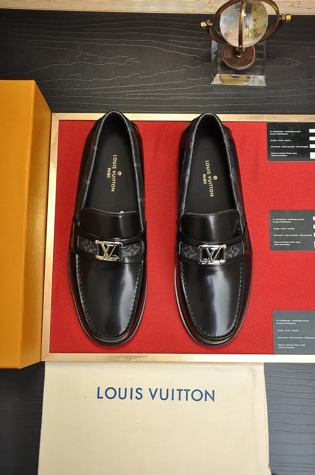 Louis Vuitton LV mocassin à boucle cuir de patente noir 5