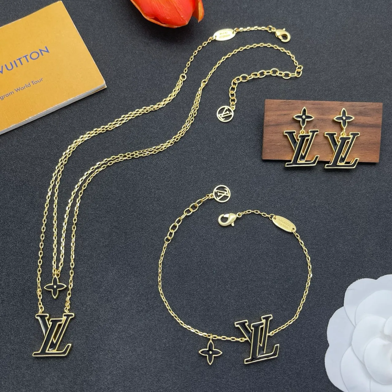 Louis Vuitton LV Flor Preto Esmalte Tonalidade Dourada Brincos Pendentes 2