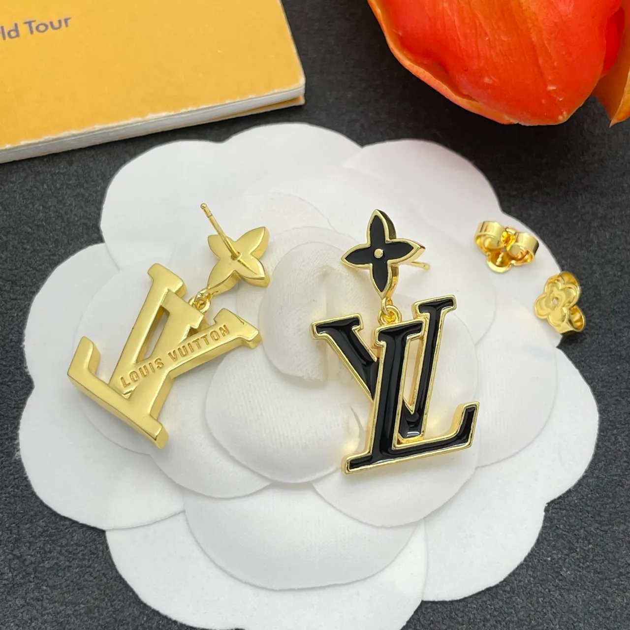 Louis Vuitton LV Flor Preto Esmalte Tonalidade Dourada Brincos Pendentes 4