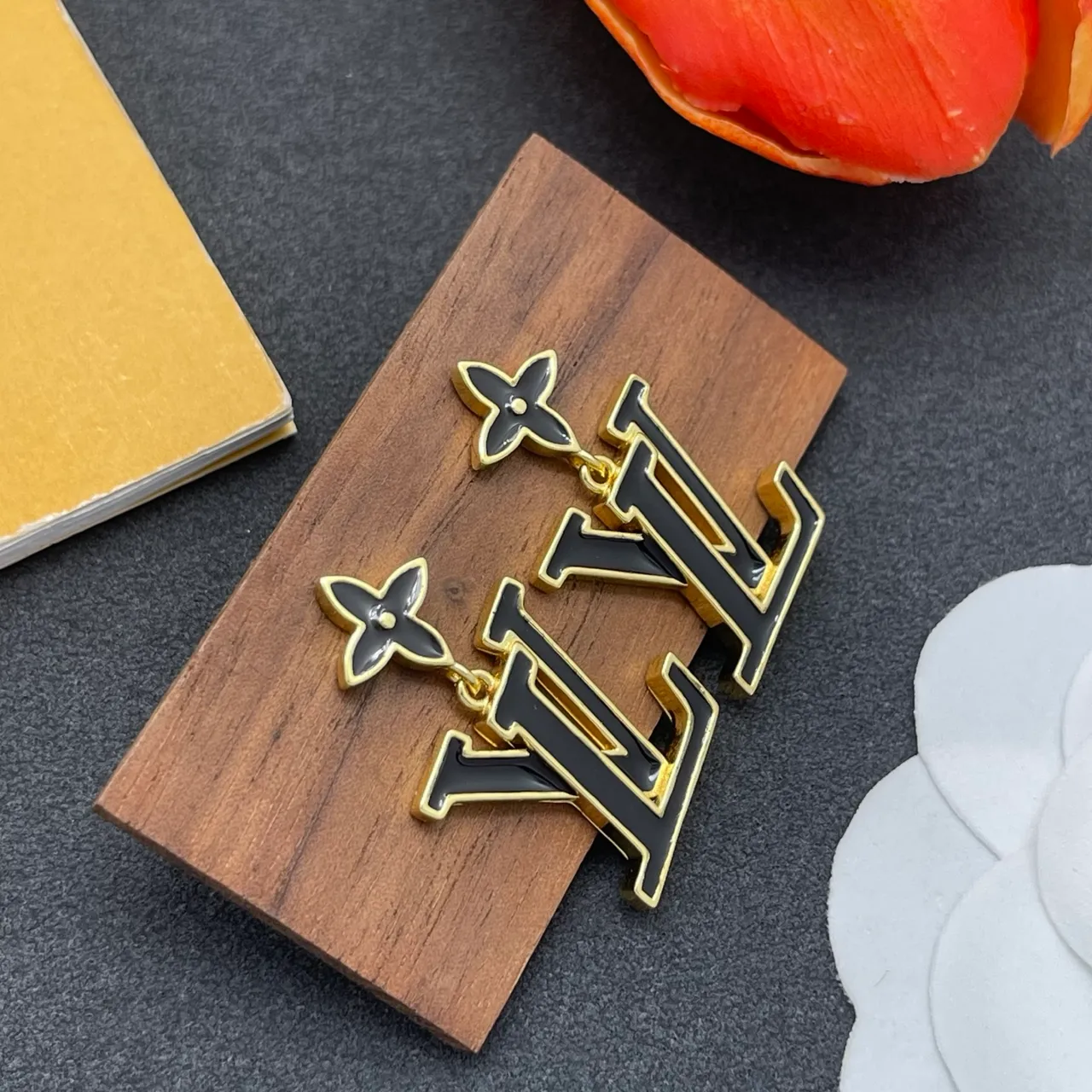 Louis Vuitton LV Flor Preto Esmalte Tonalidade Dourada Brincos Pendentes 6