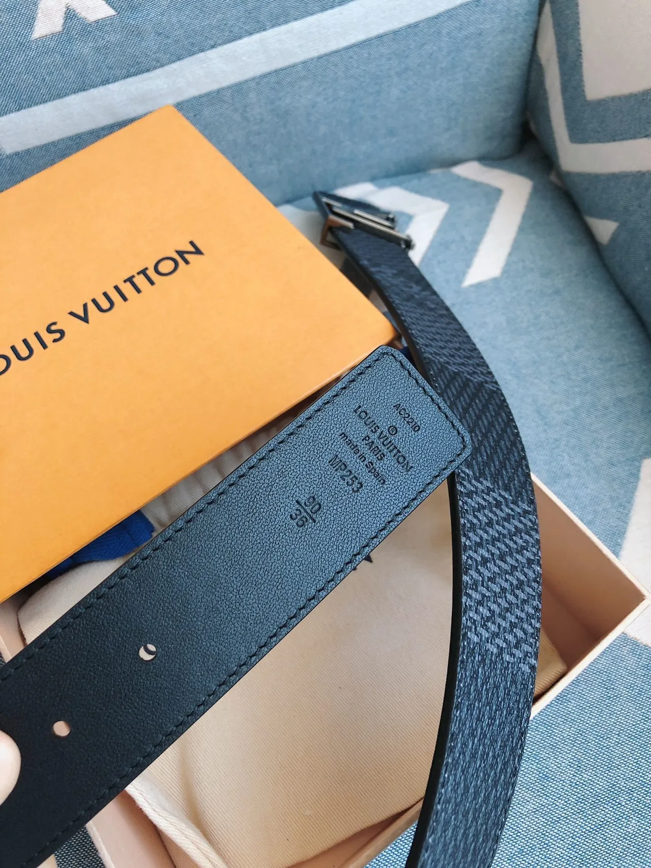 لويس فتون LV Initiales حزام جلد أزرق مخطط 4