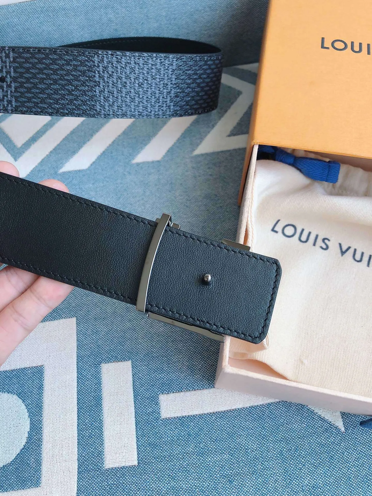 لويس فتون LV Initiales حزام جلد أزرق مخطط 5