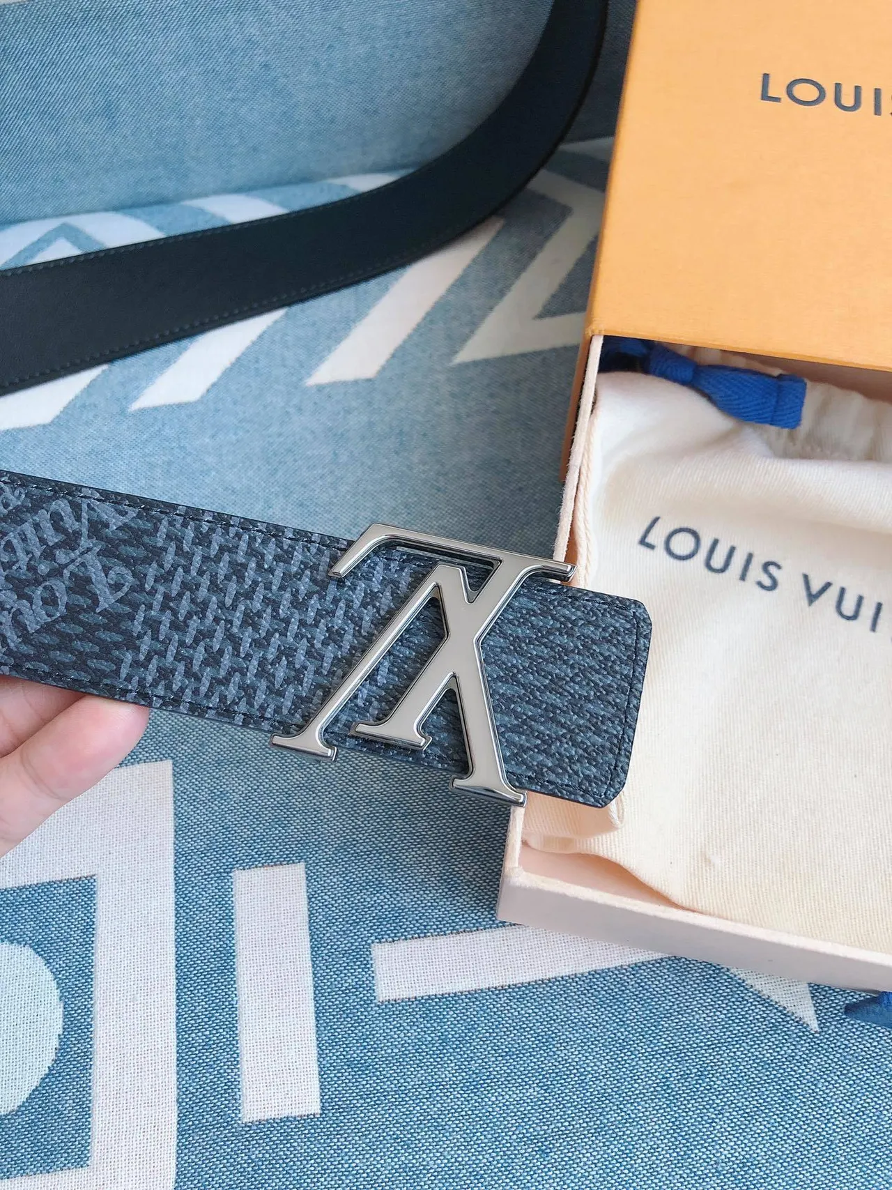 لويس فتون LV Initiales حزام جلد أزرق مخطط 6