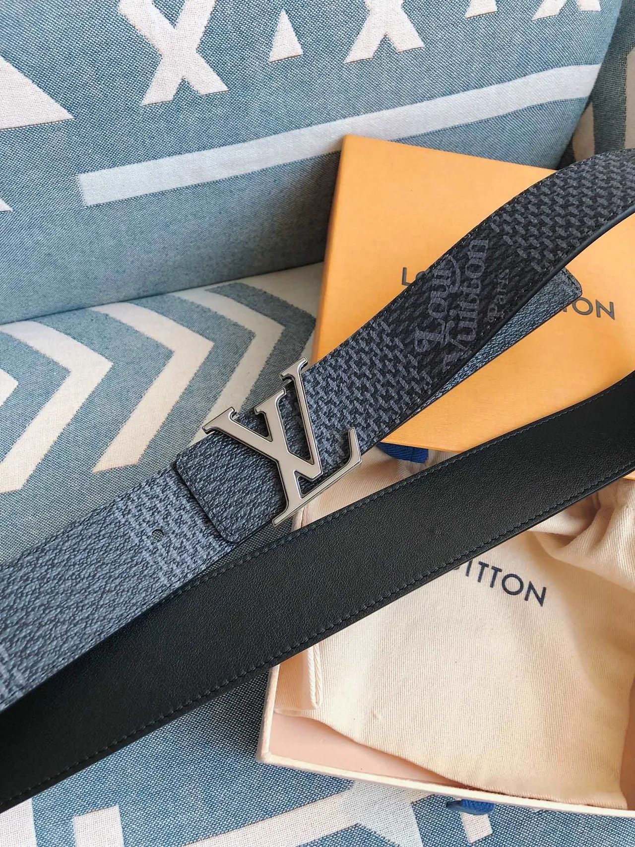 لويس فتون LV Initiales حزام جلد أزرق مخطط 8