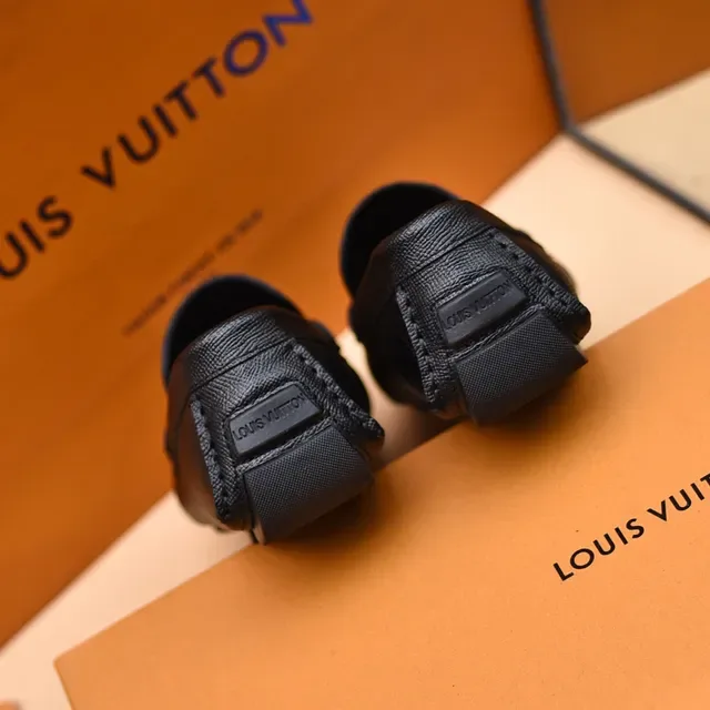 Louis Vuitton LV काला ग्रेन लेदर मेटल लॉगो लोफर 2