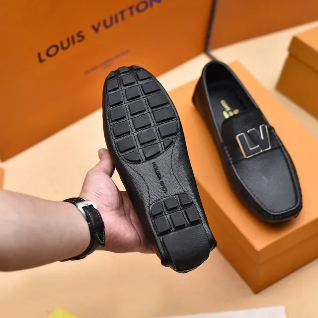 Louis Vuitton LV काला ग्रेन लेदर मेटल लॉगो लोफर 4