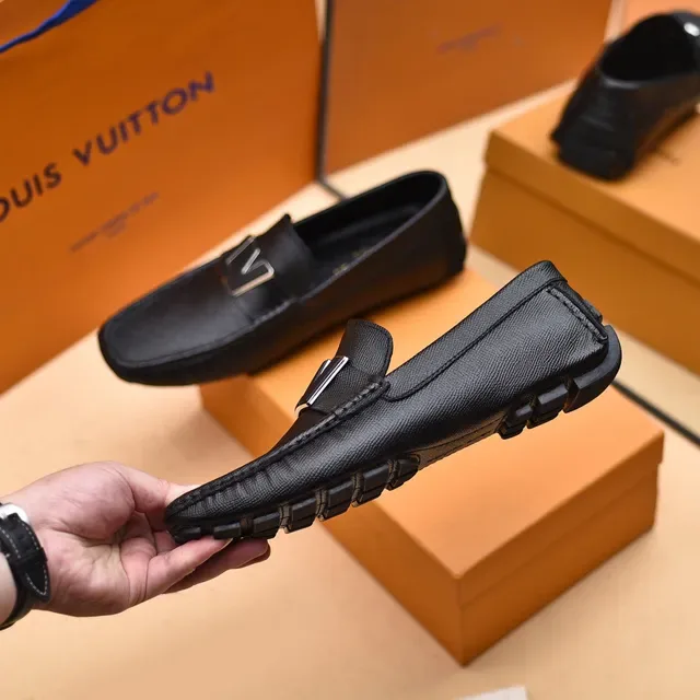 Louis Vuitton LV काला ग्रेन लेदर मेटल लॉगो लोफर 7