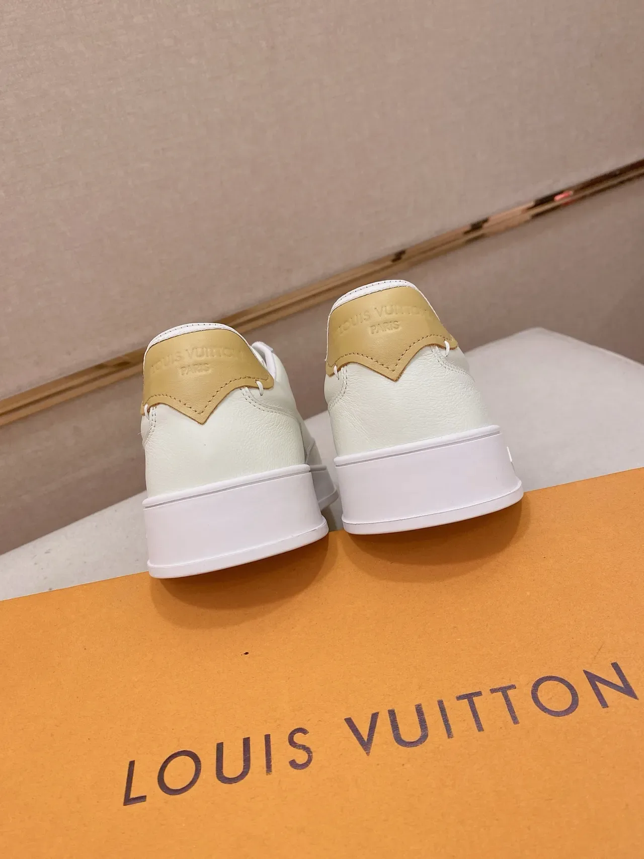 লুইস ভিতন LV Trainer বেইজ গোল্ড লো-টপ চামড়ার উপরের অংশ লাইফস্টাইল স্নিকার্স 3