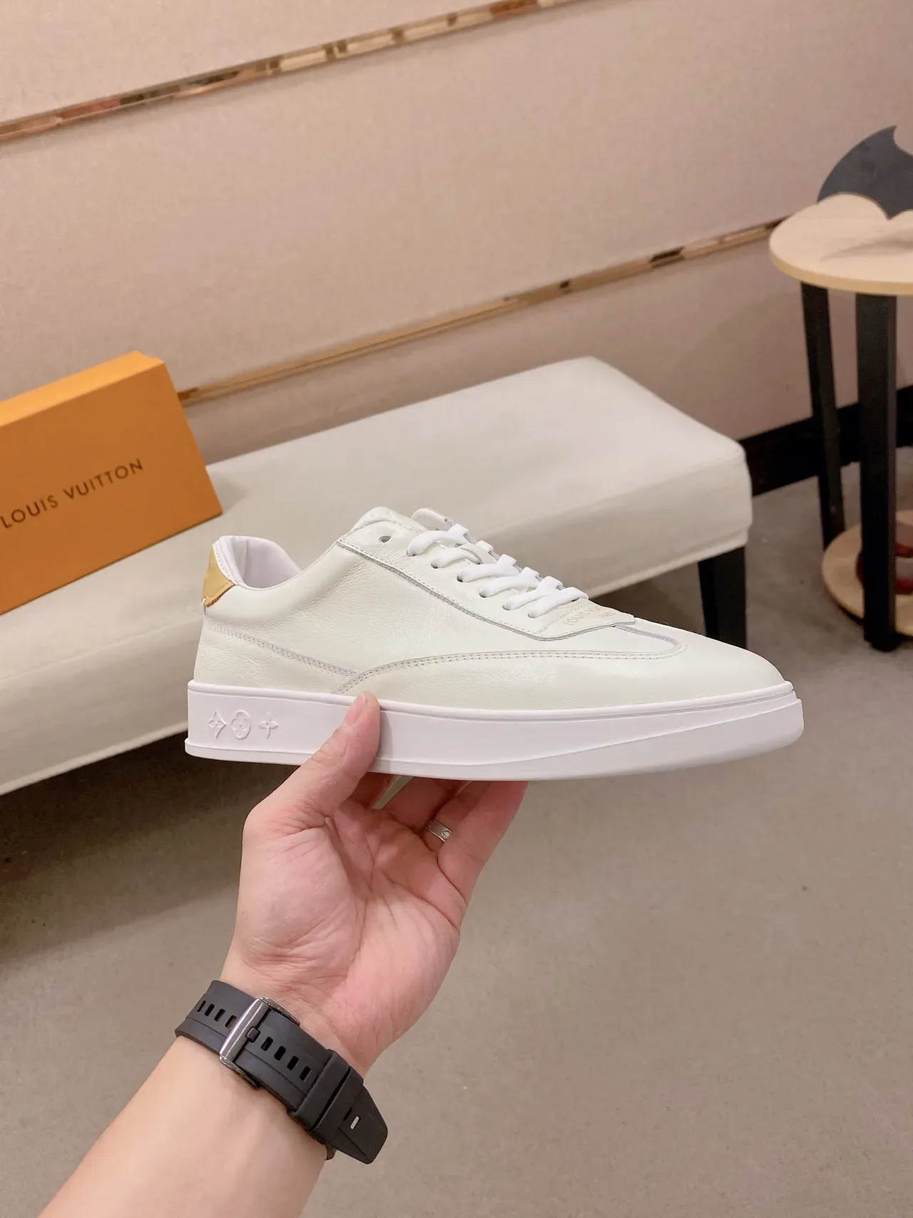 লুইস ভিতন LV Trainer বেইজ গোল্ড লো-টপ চামড়ার উপরের অংশ লাইফস্টাইল স্নিকার্স 4