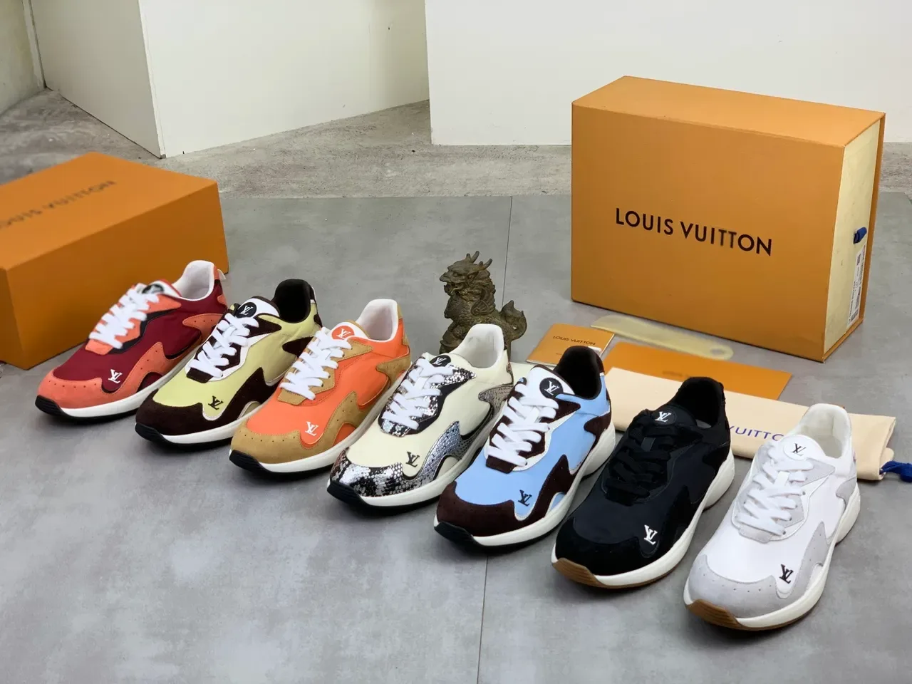 Louis Vuitton LV Trainer খৈরা সিলভার অ্যাসিমেট্রিক্যাল সাপ এমবসড প্যানেল মনোগ্রাম ব্র্যান্ডিং লাইফস্টাইল স্নিকার্স 2