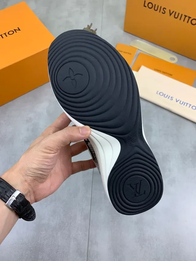 Louis Vuitton LV Trainer খৈরা সিলভার অ্যাসিমেট্রিক্যাল সাপ এমবসড প্যানেল মনোগ্রাম ব্র্যান্ডিং লাইফস্টাইল স্নিকার্স 3