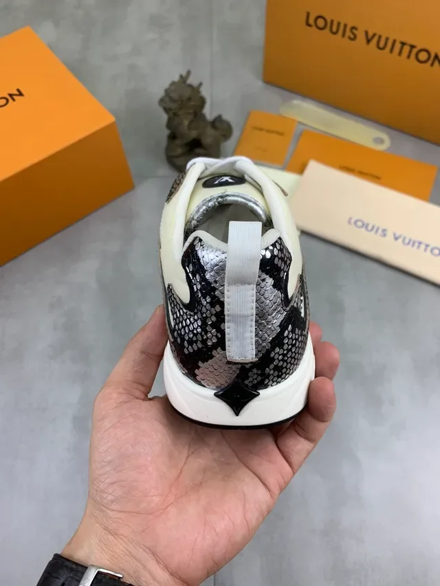 Louis Vuitton LV Trainer খৈরা সিলভার অ্যাসিমেট্রিক্যাল সাপ এমবসড প্যানেল মনোগ্রাম ব্র্যান্ডিং লাইফস্টাইল স্নিকার্স 4