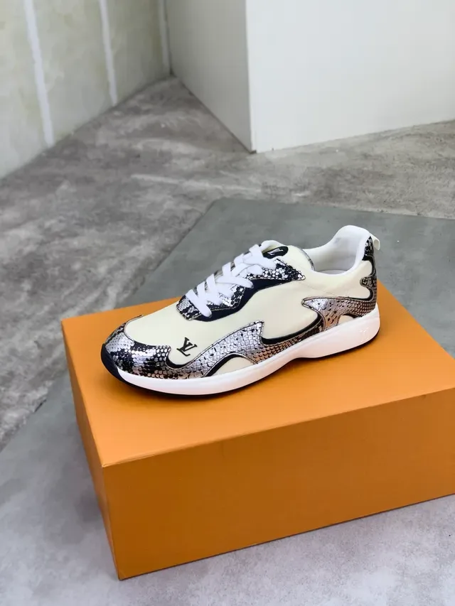 Louis Vuitton LV Trainer খৈরা সিলভার অ্যাসিমেট্রিক্যাল সাপ এমবসড প্যানেল মনোগ্রাম ব্র্যান্ডিং লাইফস্টাইল স্নিকার্স 5