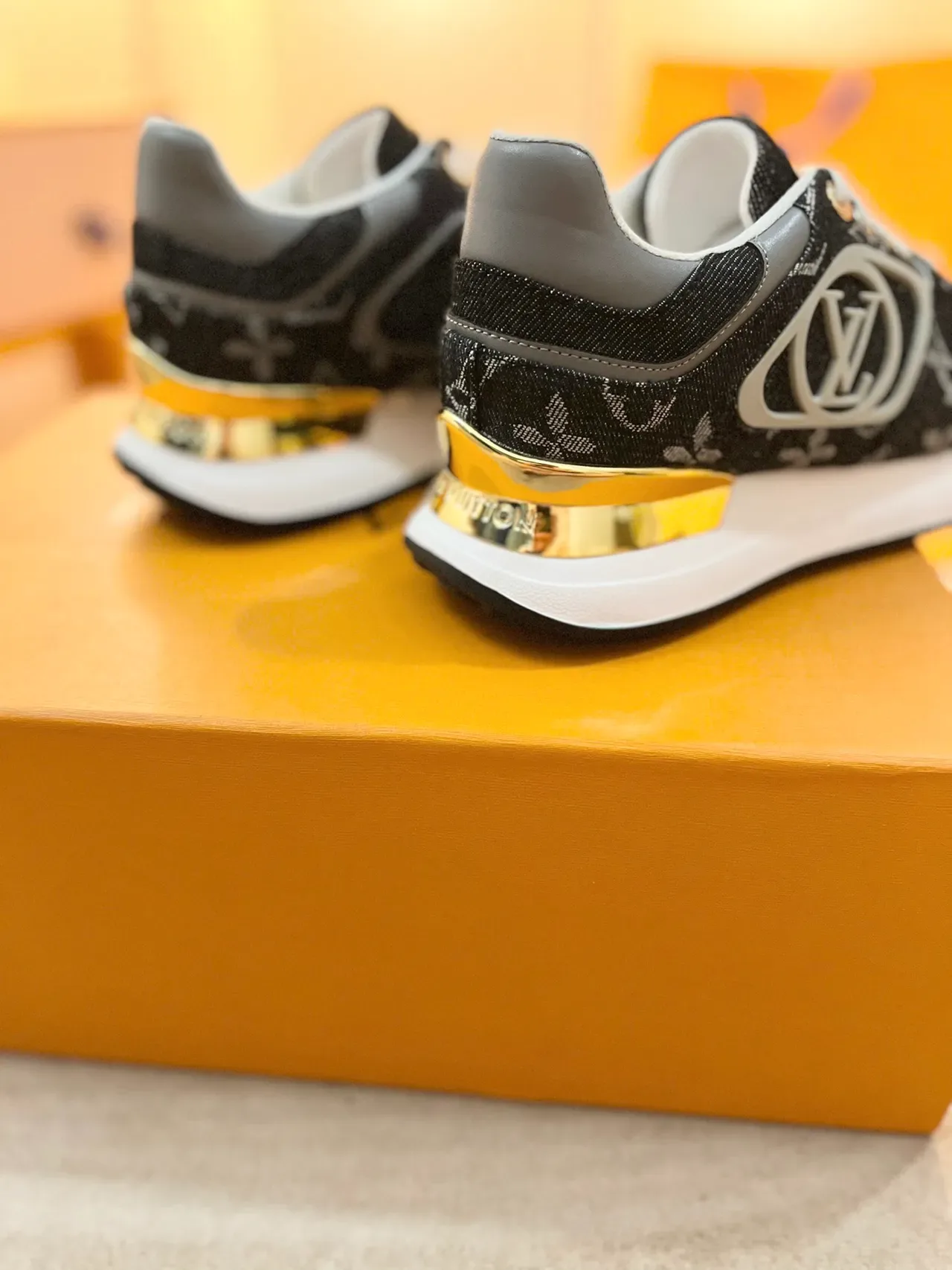 Louis Vuitton LV Trainer কালো সোনালি মোনোগ্রামড ক্যানভাস উপরের ধাতব লোগো প্লেক লাইফস্টাইল স্নিকার্স 2