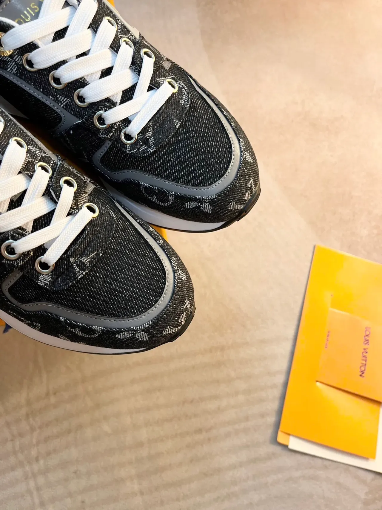 Louis Vuitton LV Trainer কালো সোনালি মোনোগ্রামড ক্যানভাস উপরের ধাতব লোগো প্লেক লাইফস্টাইল স্নিকার্স 3