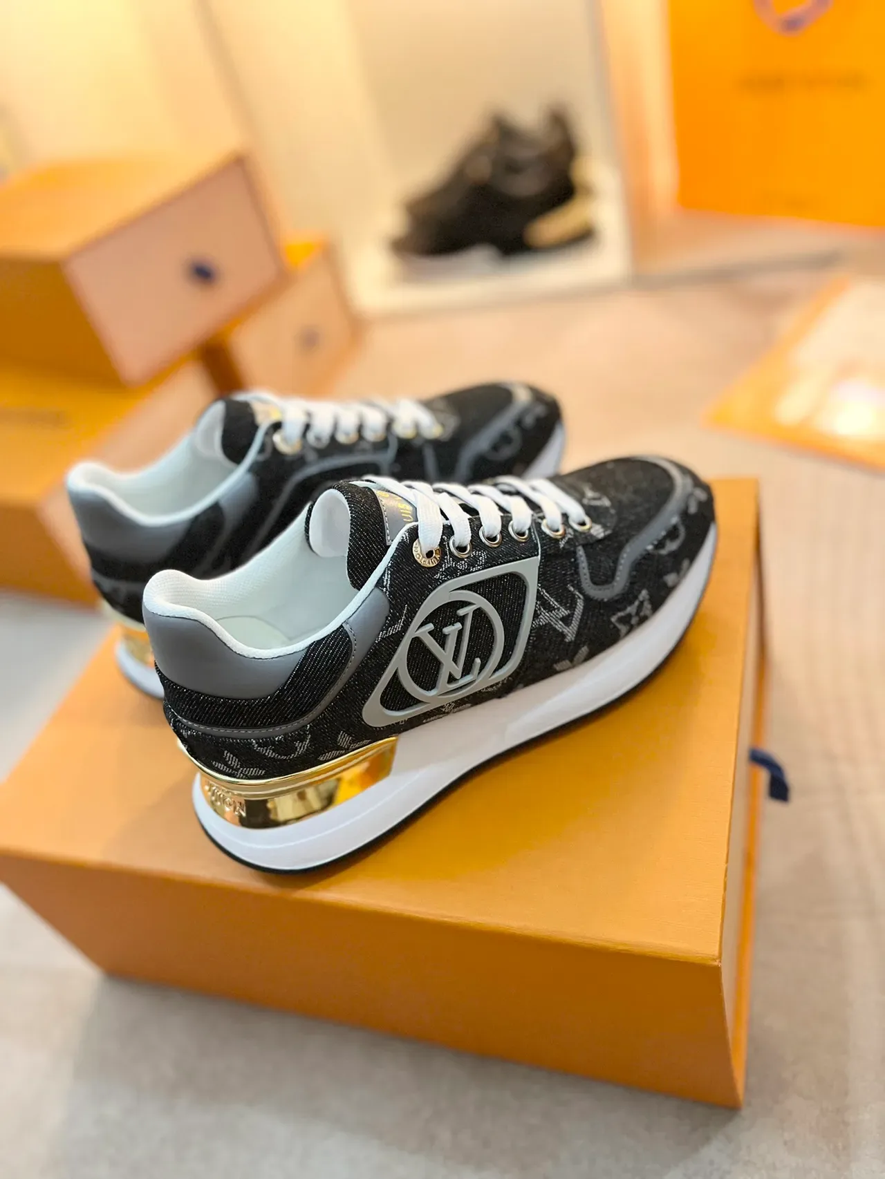 Louis Vuitton LV Trainer কালো সোনালি মোনোগ্রামড ক্যানভাস উপরের ধাতব লোগো প্লেক লাইফস্টাইল স্নিকার্স 4