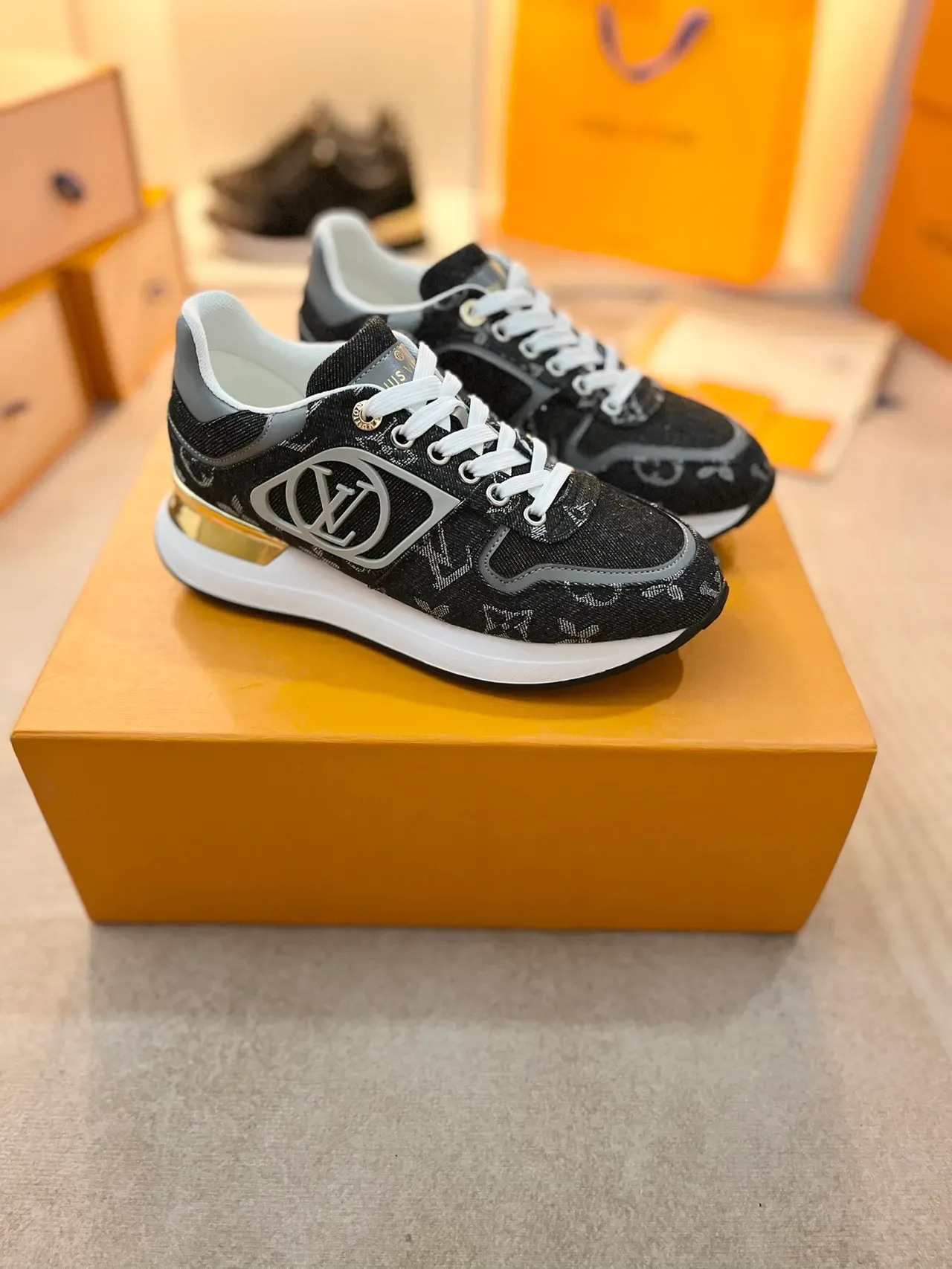 Louis Vuitton LV Trainer কালো সোনালি মোনোগ্রামড ক্যানভাস উপরের ধাতব লোগো প্লেক লাইফস্টাইল স্নিকার্স 5