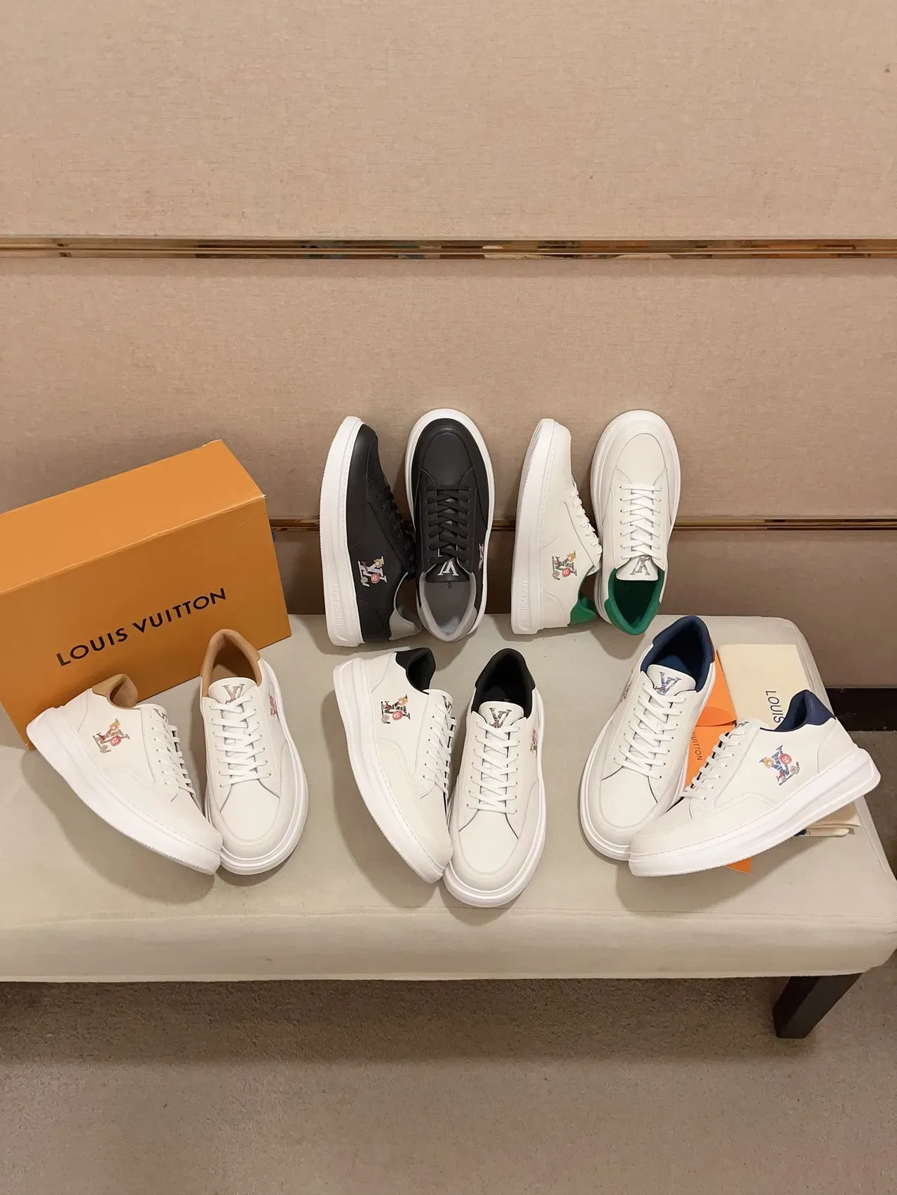 Louis Vuitton LV Trainer Tênis Lifestyle Preto Branco Couro Superior Bordado Monograma 2