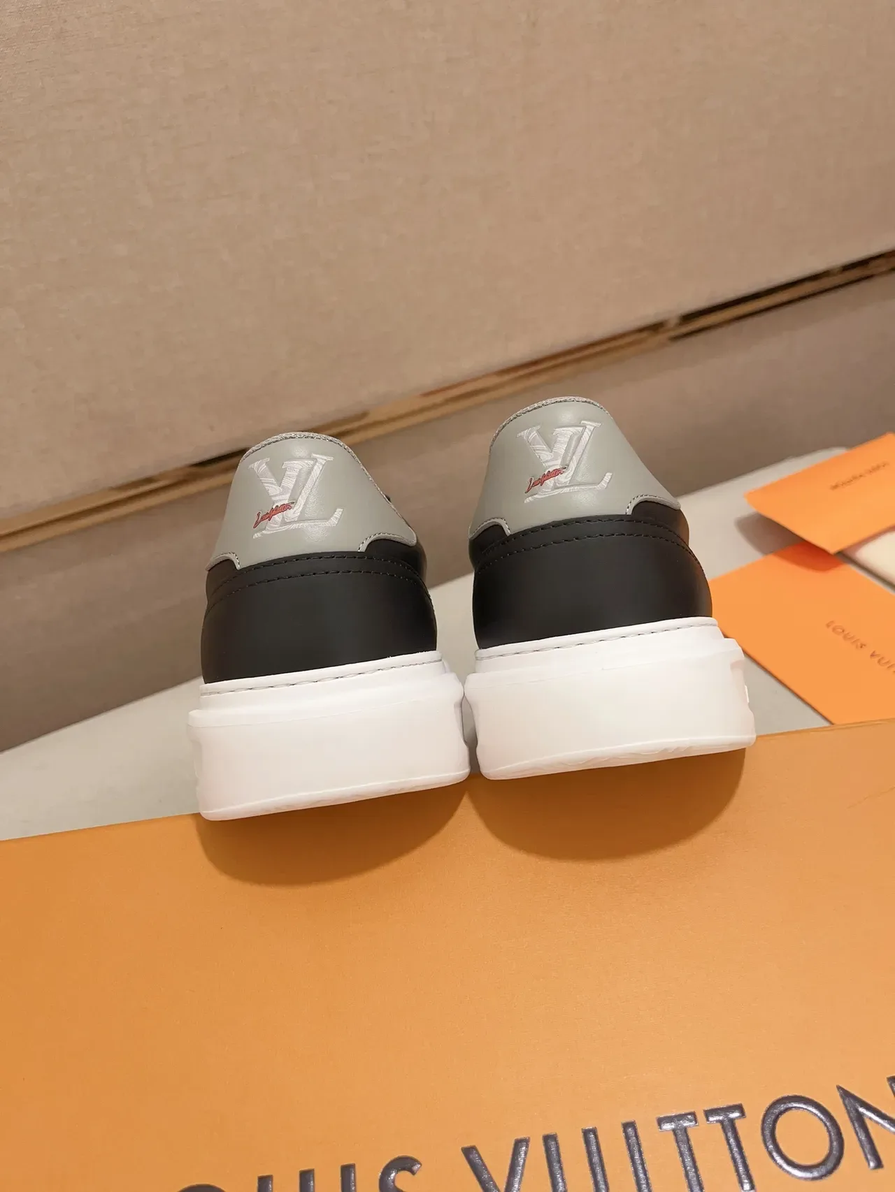 Louis Vuitton LV Trainer Tênis Lifestyle Preto Branco Couro Superior Bordado Monograma 4