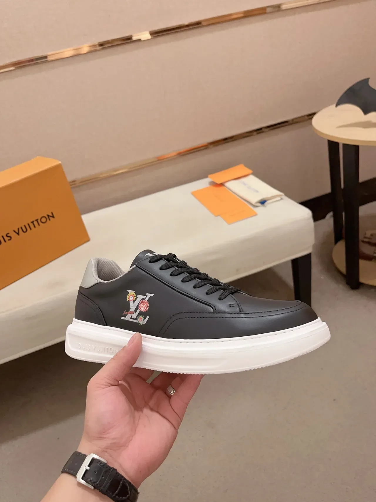 Louis Vuitton LV Trainer Tênis Lifestyle Preto Branco Couro Superior Bordado Monograma 5