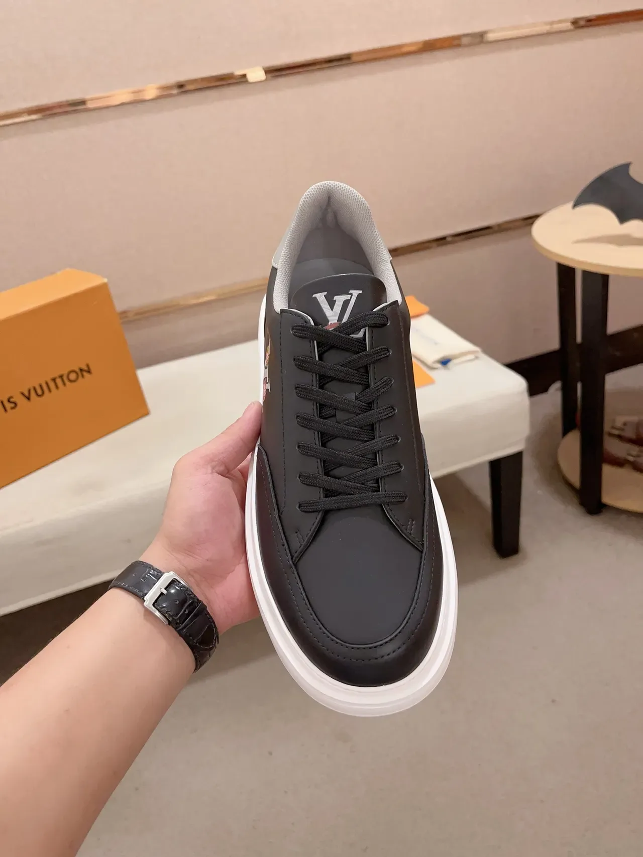 Louis Vuitton LV Trainer Tênis Lifestyle Preto Branco Couro Superior Bordado Monograma 6