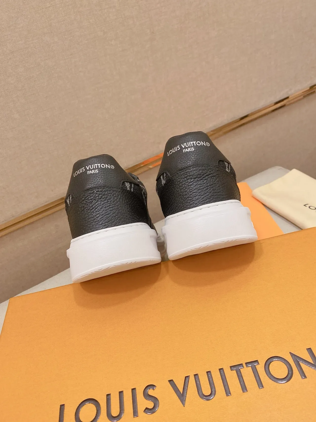 Louis Vuitton LV Trainer Preto Branco Monogram Tela Texturizada Biqueira de Couro Lifestyle Sneakers 3