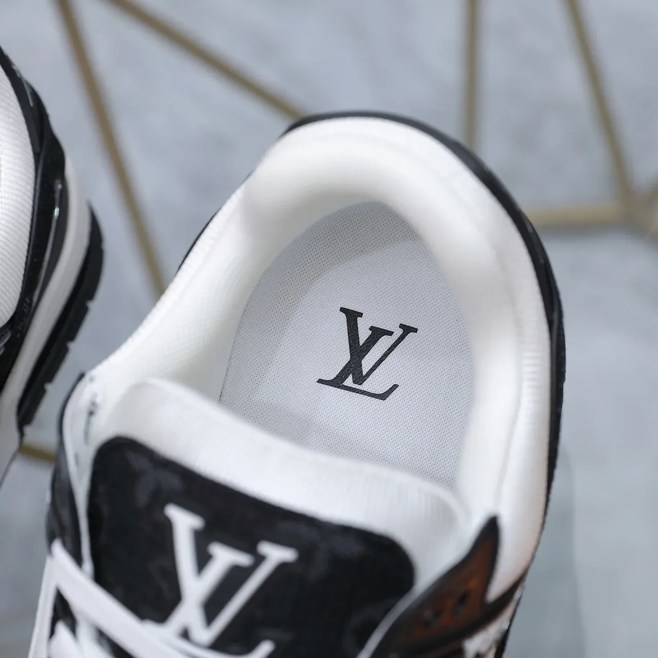 Louis Vuitton LV Trainer Noir et Blanc Panel de Cuir Quilted Textil Monogrammed Lifestyle Sneakers 2