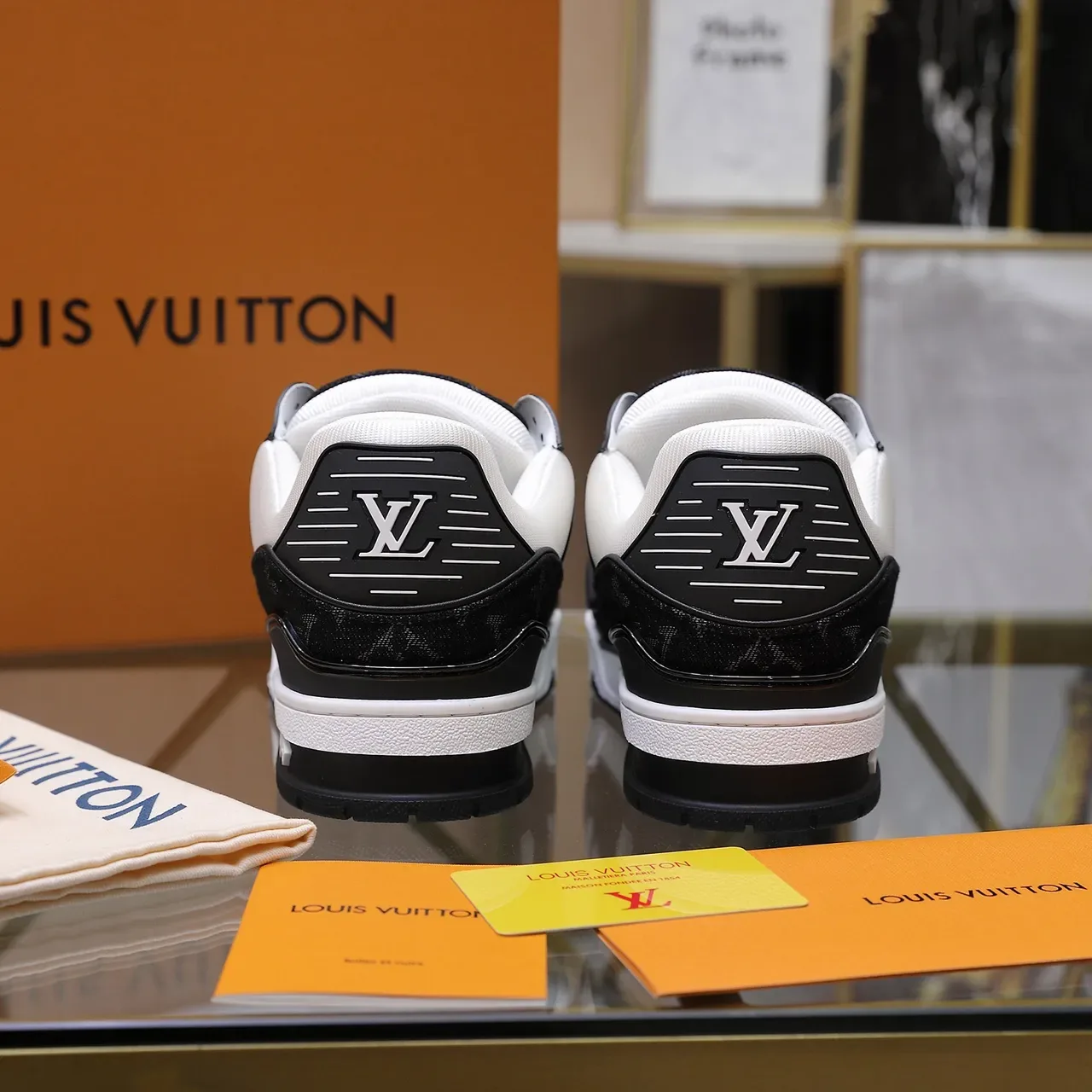 Louis Vuitton LV Trainer Noir et Blanc Panel de Cuir Quilted Textil Monogrammed Lifestyle Sneakers 3