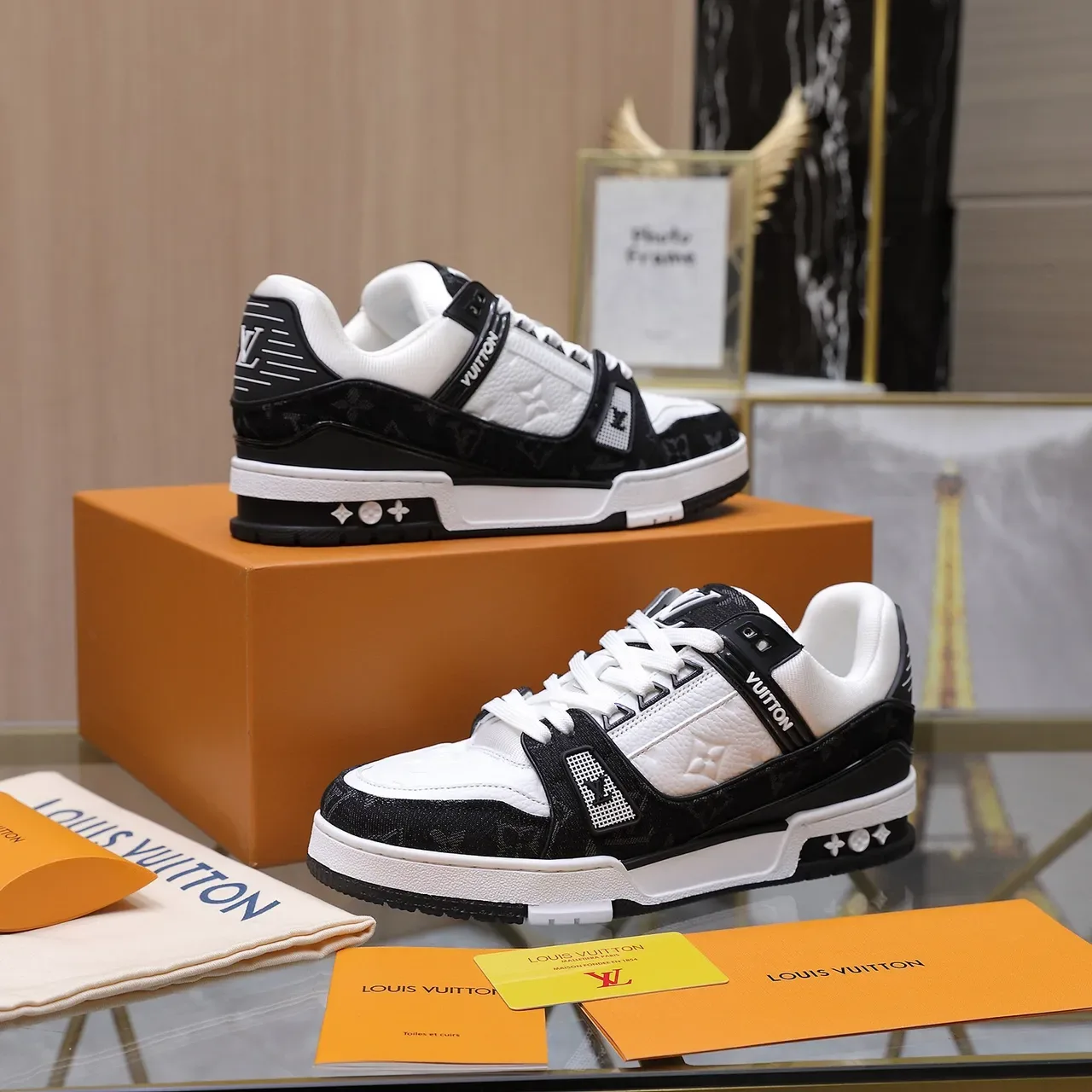Louis Vuitton LV Trainer Noir et Blanc Panel de Cuir Quilted Textil Monogrammed Lifestyle Sneakers 4