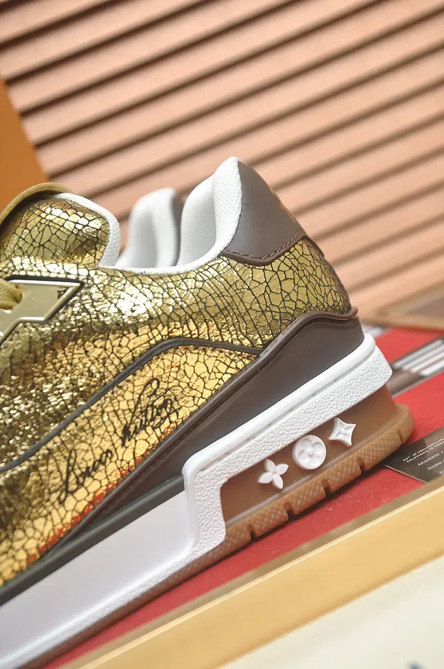 Louis Vuitton LV Trainer Chaussures Lifestyle en Cuir Cracked Métallique à Panneaux Superposés Couleur Gold Brown 2