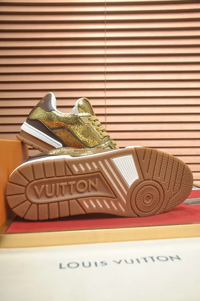 Louis Vuitton LV Trainer Chaussures Lifestyle en Cuir Cracked Métallique à Panneaux Superposés Couleur Gold Brown 3