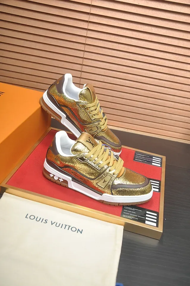 Louis Vuitton LV Trainer Chaussures Lifestyle en Cuir Cracked Métallique à Panneaux Superposés Couleur Gold Brown 4