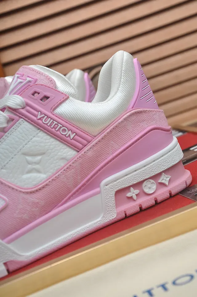 Louis Vuitton LV Trainer গোলাপি সাদা Monogram লেদার প্যানেল চাঙ্কি লেয়ার্ড সোল লাইফস্টাইল স্নিকার্স 2