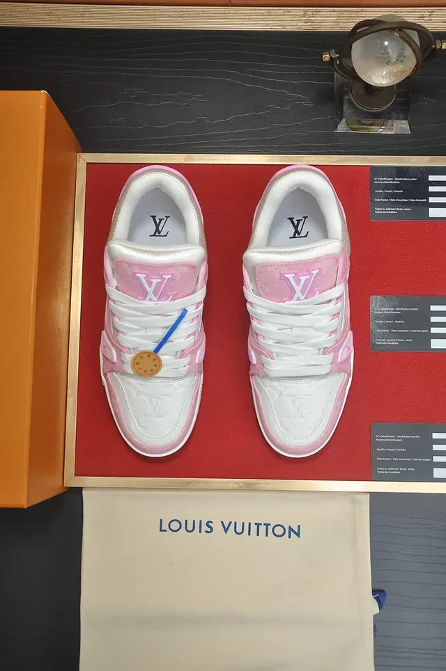 Louis Vuitton LV Trainer গোলাপি সাদা Monogram লেদার প্যানেল চাঙ্কি লেয়ার্ড সোল লাইফস্টাইল স্নিকার্স 5